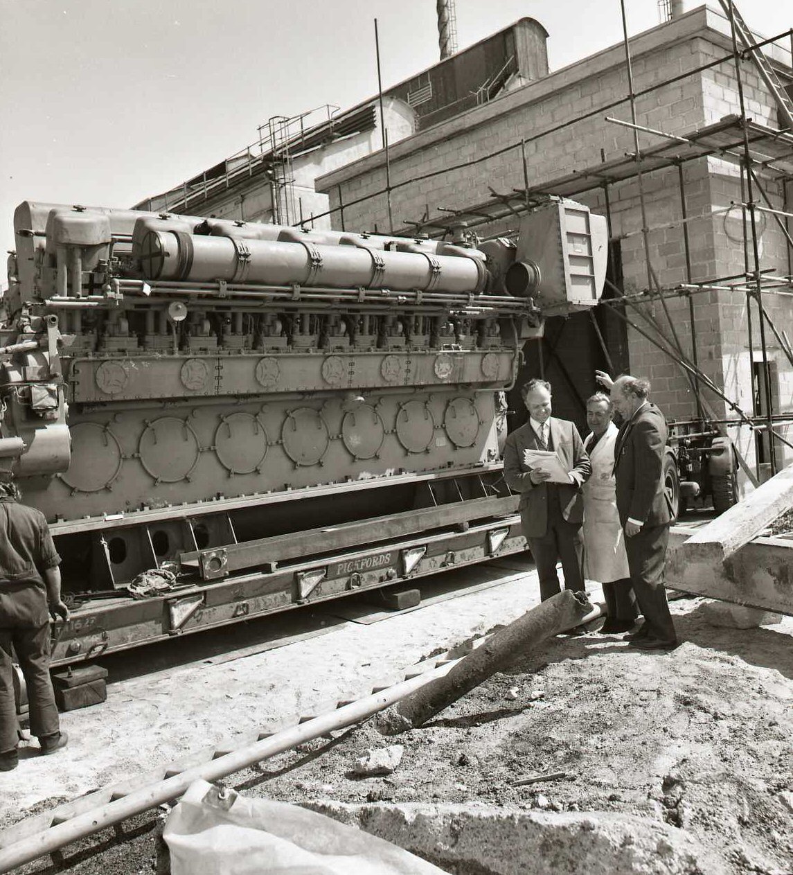 A 5MW generator on a Pickfords low-loader outside the part-built engine hall at Drinnick, June 1974
